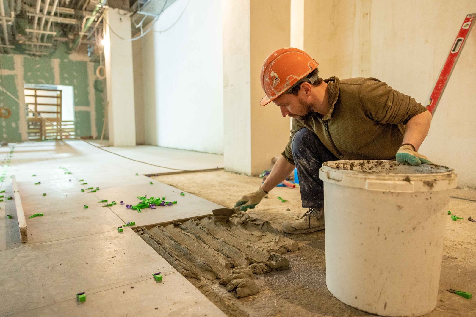 Assentamento de piso em obra de revestimento