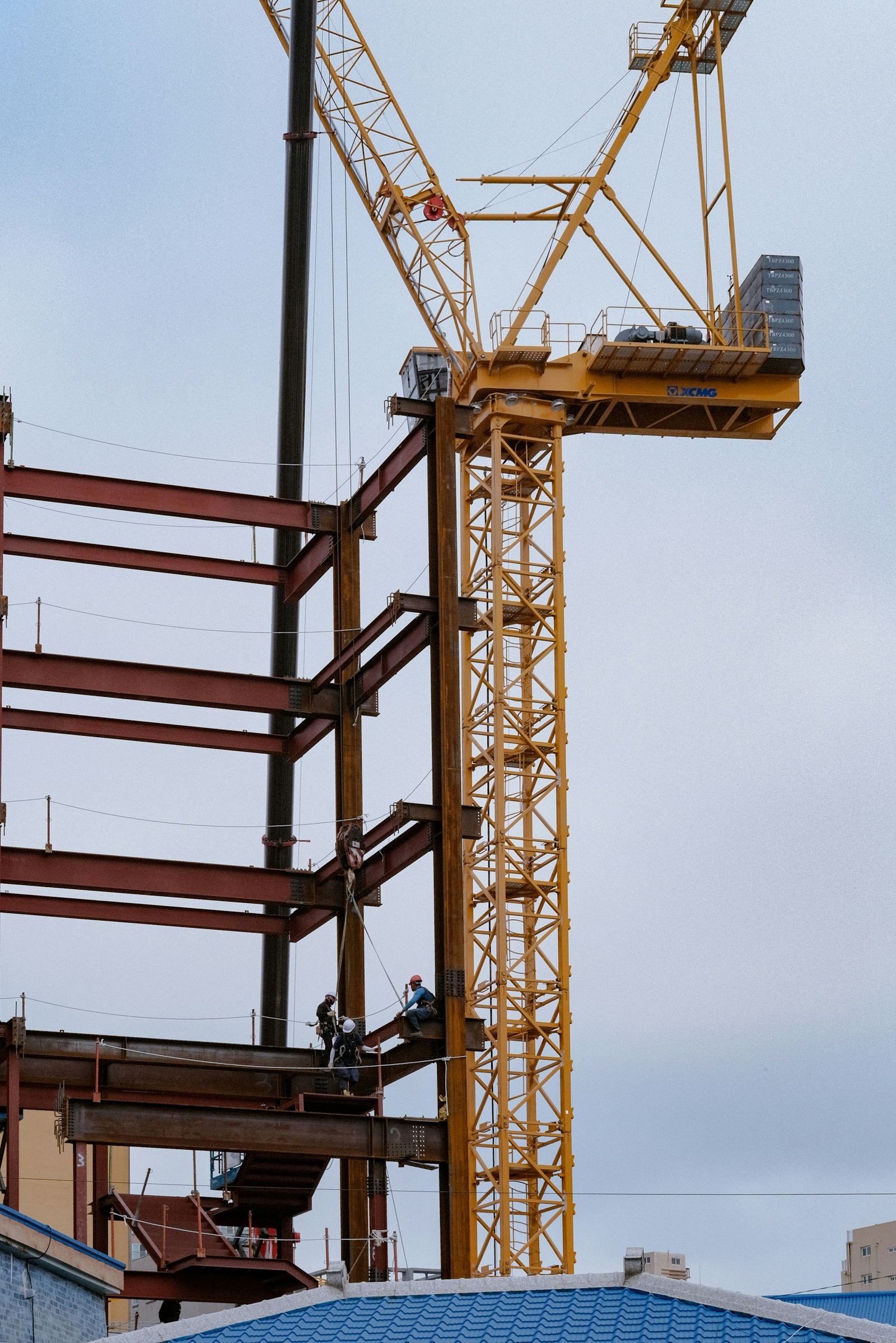 Montagem de estrutura metálica com guindaste em canteiro de obras